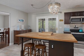 Fridge, microwave, oven, stovetop - Beach Please!  Habitual sand-stepping & SEA gaming (Carolina Beach)