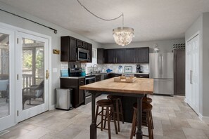 Fridge, microwave, oven, stovetop - Beach Please!  Habitual sand-stepping & SEA gaming (Carolina Beach)