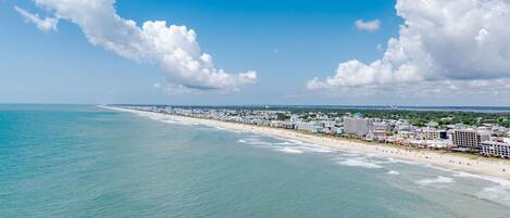 Playa en los alrededores y camastros