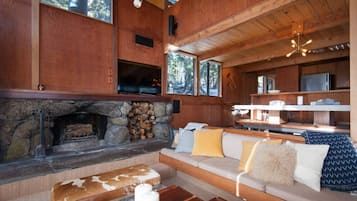 Televisión y chimenea