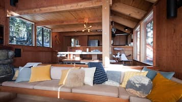 Televisión y chimenea