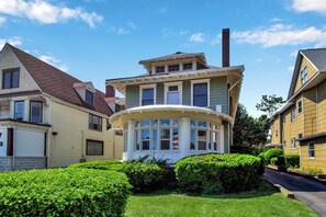 Exterior - Spacious 6-bedroom house in Buffalo with Parking (Buffalo)