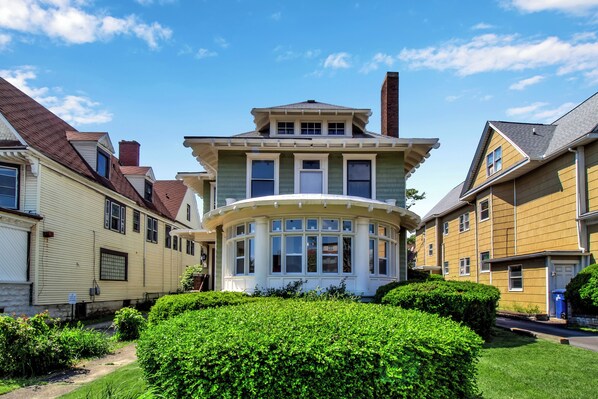 Exterior - Spacious 6-bedroom house in Buffalo with Parking (Buffalo)
