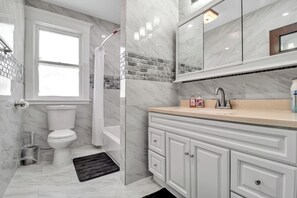 Hair dryer, towels, soap, toilet paper - Spacious 6-bedroom house in Buffalo with Parking (Buffalo)