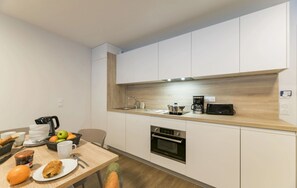 Réfrigérateur, four à micro-ondes, un four, surface de cuisson