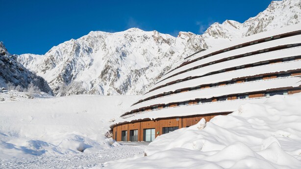 A snow-covered mountain with a wooden building featuring a curved roof. - Studio cosy au pied des pistes | Piscine + sauna (Piau-Engaly)