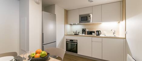 ثلاجة، ميكروويف، فرن، موقد طهي مسطح