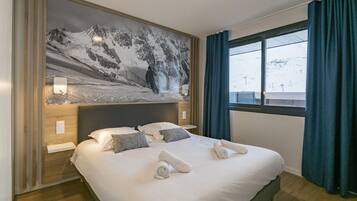 2 bedrooms, travel crib, free WiFi, bed sheets