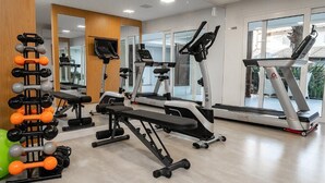 A gym with treadmills, elliptical machines, and weightlifting equipment. - Amazon Park Hotel (Belém)