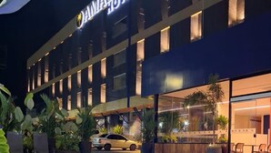 A modern hotel with a swimming pool, outdoor seating, and a well-lit facade. - Amazon Park Hotel (Belém)