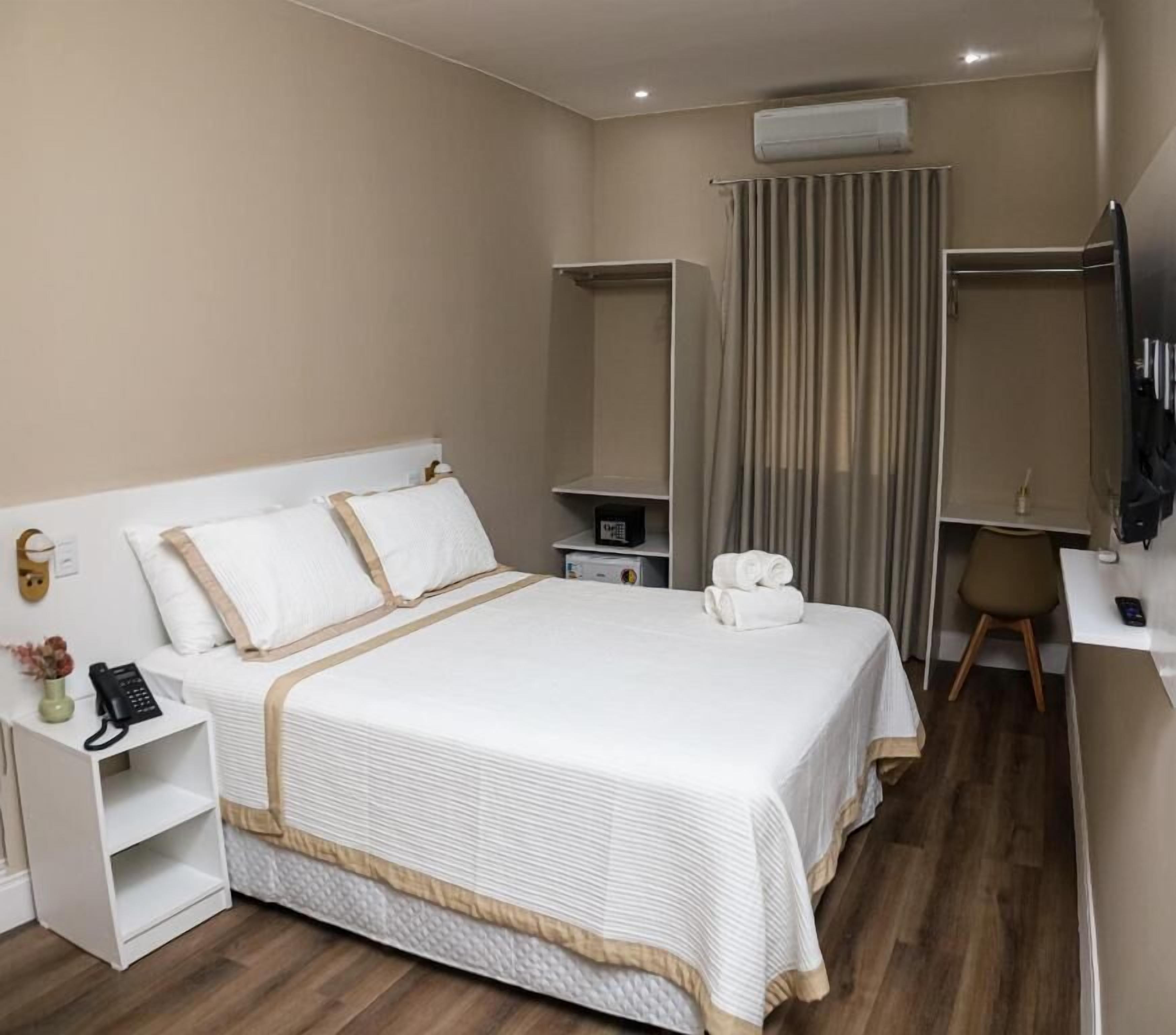 房內夾萬、免費 Wi-Fi、床單