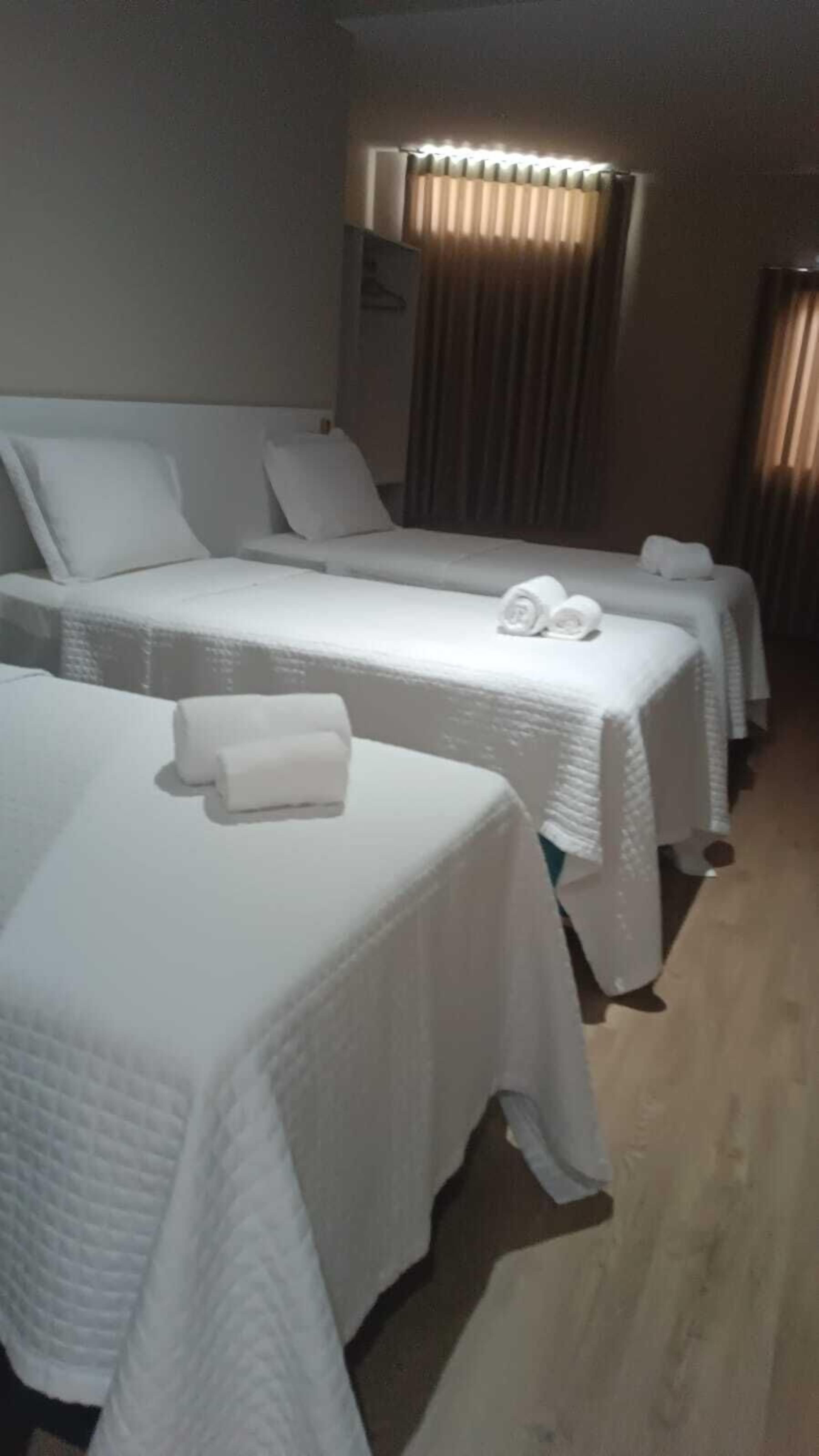 Quarto triplo superior, 3 camas de solteiro | Cofres nos quartos, Wi-Fi de cortesia, roupa de cama