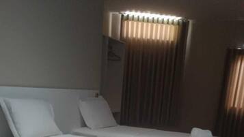 Quarto triplo superior, 3 camas de solteiro | Cofres nos quartos, Wi-Fi de cortesia, roupa de cama