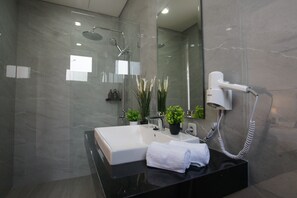 Shower, hair dryer, slippers, towels - Azura Villas Nusa Dua Bali (Nusa Dua)