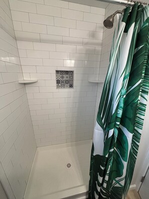 Douche, sèche-cheveux, papier toilette