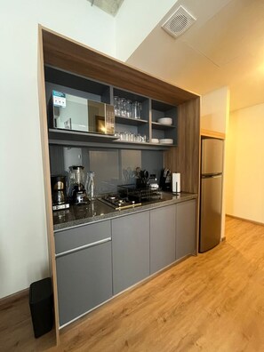 Refrigerador con freezer, microondas, horno, lavavajillas