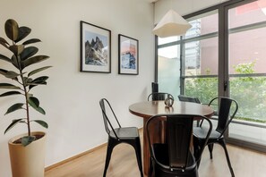 Apartment, 1 Queen Bed, Non Smoking, City View | Living area | 42-inch Smart TV with cable channels - Urbanista (Mexico City)