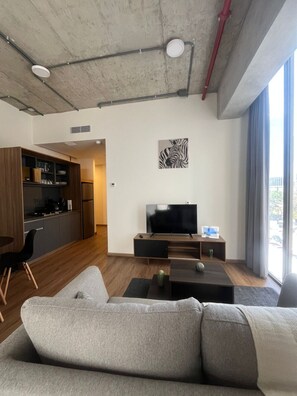Apartment, 1 Queen Bed, Non Smoking | Living area | 42-inch Smart TV with cable channels - Urbanista (Mexico City)