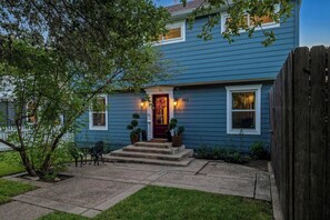 Exterior - Poolside Funhouse - Arcade, Billiard, Poker & More (Austin)