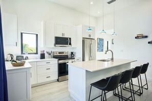 슈피리어 아파트 | 거실 공간 | 디지털 채널 시청이 가능한 43인치 스마트 TV, 넷플릭스, 스트리밍 서비스