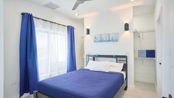 Superior Apartment | Peti besi dalam bilik, meja, ruang kerja komputer riba