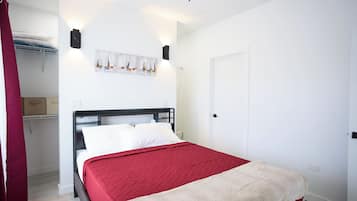 Apartemen Standar | Brankas, meja kerja, ruang kerja ramah laptop, dan tirai kedap cahaya