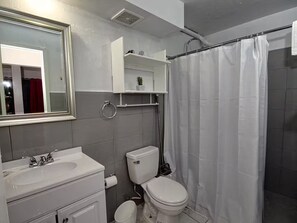 Een douche, een haardroger, handdoeken, zeep
