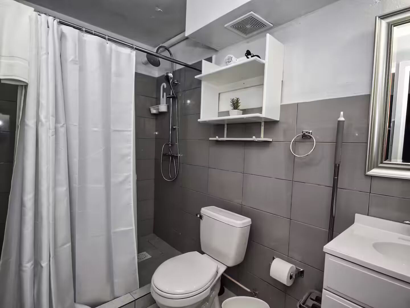 Doccia, asciugacapelli, asciugamani, sapone