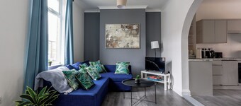 3 Bed House - Sleeps 5 - Parking - Wifi