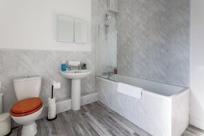 Douche, sèche-cheveux, serviettes fournies