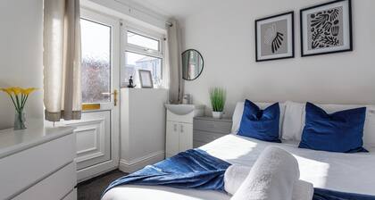 3 Bed House - Sleeps 5 - Parking - Wifi