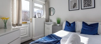 3 Bed House - Sleeps 5 - Parking - Wifi