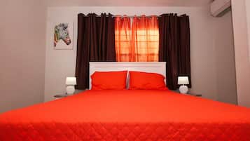 Tabla de planchar con plancha, wifi y ropa de cama