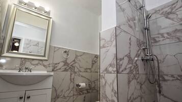 Dusche, Haartrockner, Handtücher, Seife