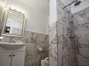 Douche, sèche-cheveux, serviettes fournies, savon