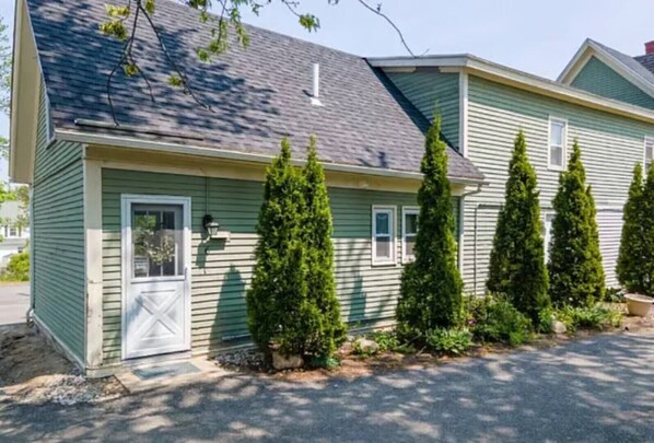 Exterior - Manchester NH - Travel Workers/ Relocating Families - King Bed - Entire Place (Manchester)