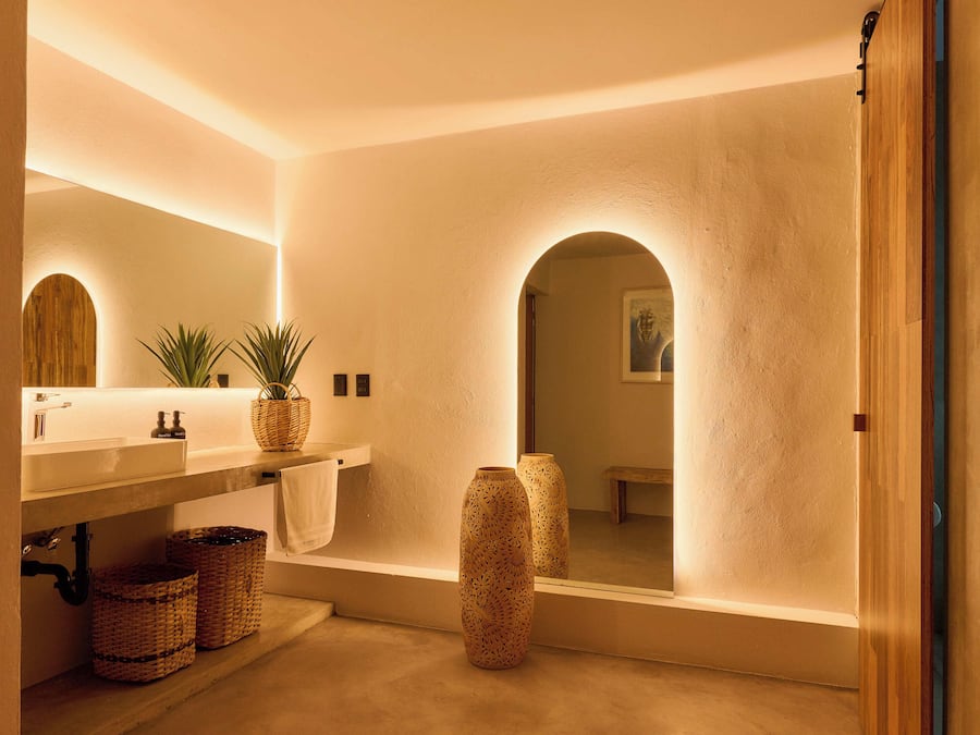 Comfort Suite | Bathroom | Separate tub and shower, towels, soap, shampoo