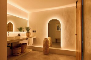 Comfort Suite | Bathroom | Separate tub and shower, towels, soap, shampoo - AZULENCO (Oaxaca)