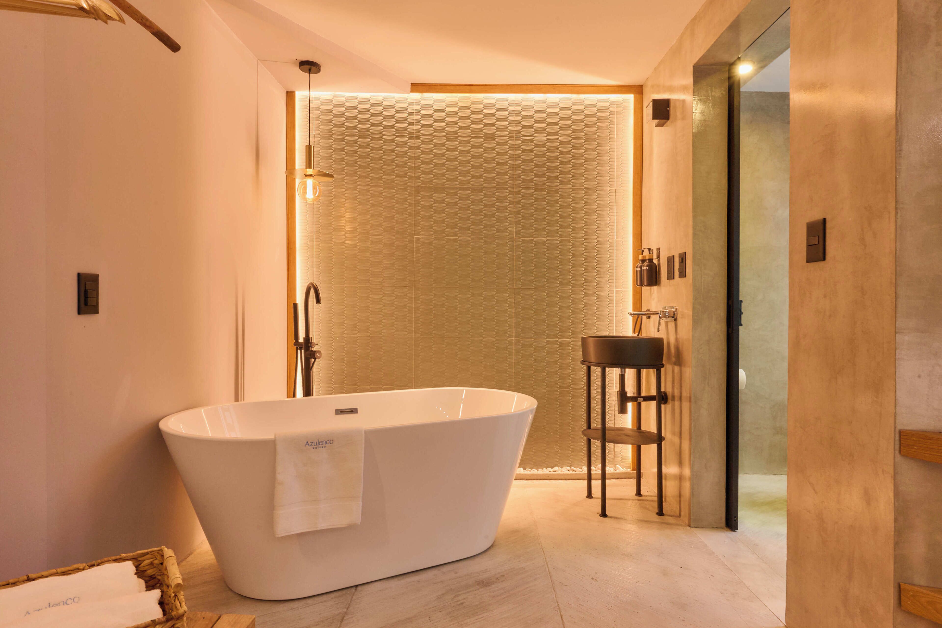 Suite Elite | Baño | Tina y regadera independientes, toallas, jabón, shampoo 