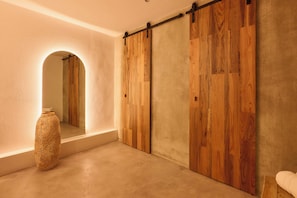 Comfort Suite | Bathroom | Separate tub and shower, towels, soap, shampoo