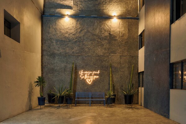 المنشأة من الخارج