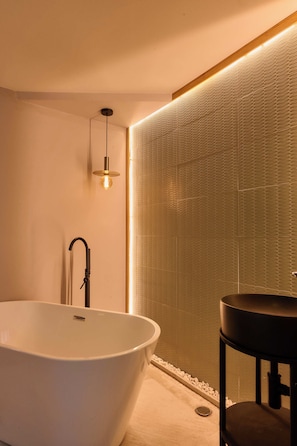 Elite Suite | Bathroom | Separate tub and shower, towels, soap, shampoo