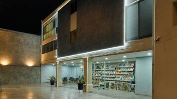 المنشأة من الخارج