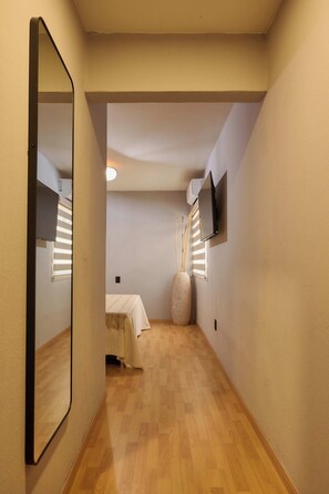 جناح | أغطية فراش متميزة ومساحة عمل للكمبيوتر المحمول وواي فاي مجانًا