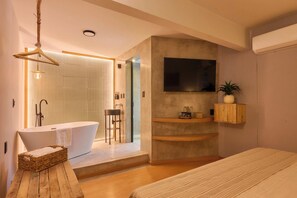 Elite Suite | Bathroom | Separate tub and shower, towels, soap, shampoo