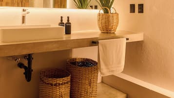 Suite – comfort | Bad | Separat badekar og dusj, håndklær, såpe og sjampo