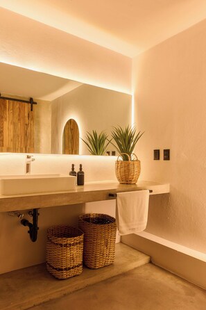 Comfort Suite | Bathroom | Separate tub and shower, towels, soap, shampoo - AZULENCO (Oaxaca)