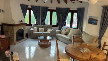 Televisor, llar de foc, taula de tennis de taula i llibres