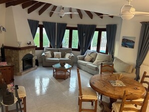 تلفزيون، مدفأة، تنس طاولة، كُتُب