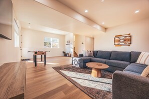 Smart TV, chimenea y futbolito